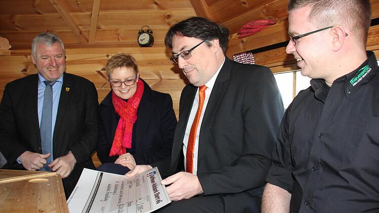 2000 Euro spendeten Mike Stum pf und Christian Senff von Raiffeisen-Volksbank und Anwatec beim Besuch der Abgeordneten an die Stadt für die Ferienbetreuung und Musikschule