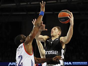 Im Hinspiel in Nürnberg bot Fabien Causeur eine Galavorstellung und war mit seinen 28 Punkten maßgeblich am Brose-Erfolg beteiligt. Hier zieht der Franzose gegen Efes-Center Bryant Dunston zum Korb. Foto: Daniel Löb