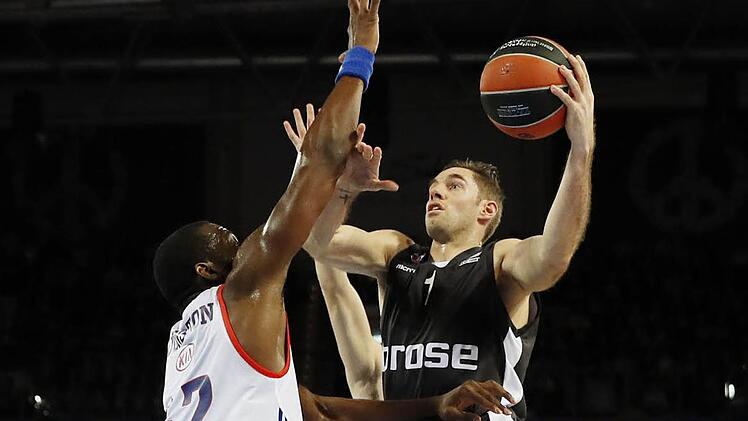 Im Hinspiel in Nürnberg bot Fabien Causeur eine Galavorstellung und war mit seinen 28 Punkten maßgeblich am Brose-Erfolg beteiligt. Hier zieht der Franzose gegen Efes-Center Bryant Dunston zum Korb. Foto: Daniel Löb