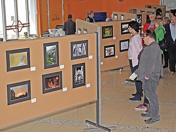 Auf ein großes Interesse bei den Besuchern stieß die Jahresausstellung des Amateurfotoclubs Weidhausen. Hier waren die Gäste aufgerufen, ihr Lieblingsbild zu wählen.  Fotos: Klaus Gagel