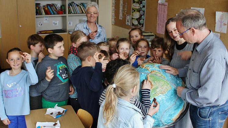 Zur Belohnung gibt's Schokolade von Bianca Key (links), Susanne Wahler-Göbel und Rektor Bernd Czelustek.  Foto: Werner Vogel