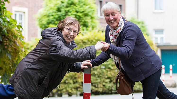 Irene Buddendick (links), die Leiterin einer Selbsthilfegruppe f&uuml;r Osteoporose, und die Osteoporose-Patientin Anke halten sich an den H&auml;nden. Die Krankheit kommt schleichend daher und wird von vielen untersch&auml;tzt. Bewegung hilft vorbeugen.Marcel Kusch, dpa