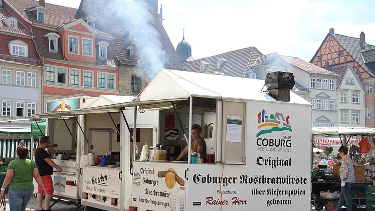 Aus gegebenem Anlass und weil Markttag war, standen gleich drei Bratwurstbuden auf dem Marktplatz.