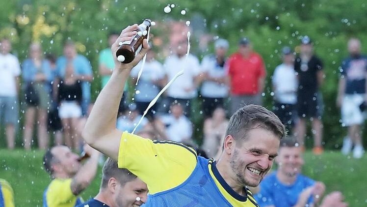 Ab in die Kreisklasse: In den Schlussminuten fällt Poppenlauer gegen stürmische Oberleichtersbacher komplett auseinander.