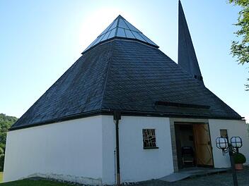 Die schmucke St.-Lukas-Kirche feiert 50. Geburtstag.  Fotos: Marion Krüger-Hundrup