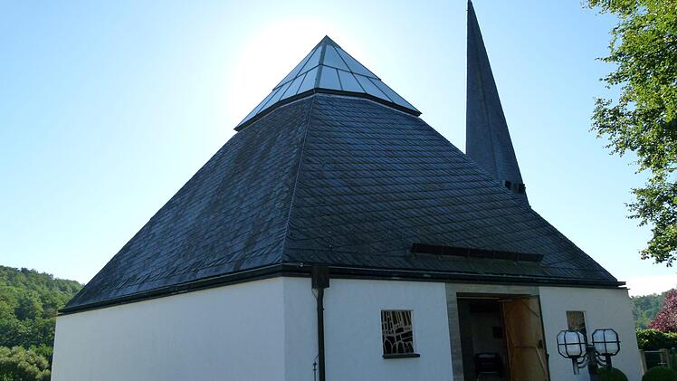 Die schmucke St.-Lukas-Kirche feiert 50. Geburtstag.  Fotos: Marion Krüger-Hundrup