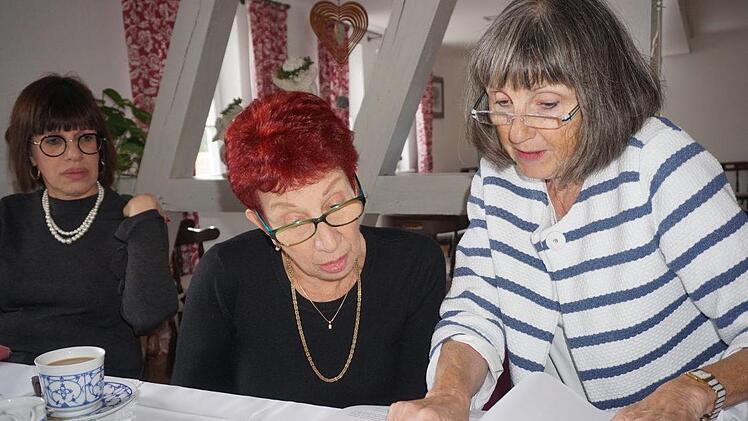 Elisabeth Böhrer (rechts) erläutert Rachel Garonne welche Details der  Familiengeschichte und des Stammbaums sie herausfinden konnte. Mit im  Bild links Inbal Garonne. Foto: Marion Eckert