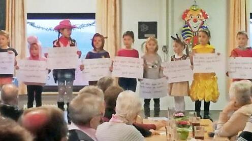 Die Schüler der ersten und zweiten Klasse präsentierten beim Gemeinde-Seniorennachmittag in Weilersbach Lieder und sangen gemeinsam mit den Senioren. Foto: Heidi Amon