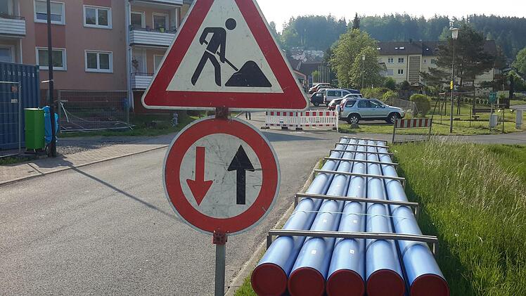 Sofort ins Auge fallen die leuchtend blauen Wasserleitungsrohre am Straßenrand. Das neue Material ist bereits angeliefert und für die spätere Verlegung vorbereitet.Rolf Pralle