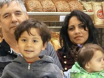 Klaus und Augusta Quintela Barbosa mit ihren Kindern Tiago (drei) und Marina (ein Jahr). Foto: Johanna Eckert