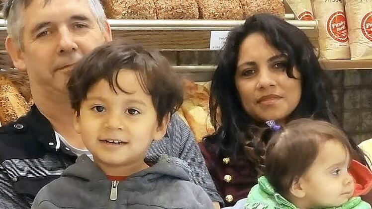 Klaus und Augusta Quintela Barbosa mit ihren Kindern Tiago (drei) und Marina (ein Jahr). Foto: Johanna Eckert