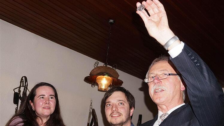 Bürgermeister Ernst Stross verleiht der Musikini Hammelburg die Stadtplakette.  Fotos: Gerd Schaar