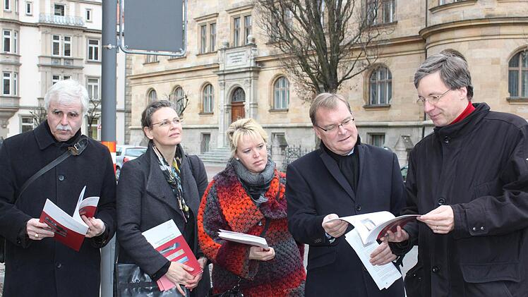 Sie blättern im neuen Leitfaden: Ralf Haupt, Erika Mühlthaler, Nicole Orf, Andreas Starke und Thomas Beese. Foto: Fee Hovehne