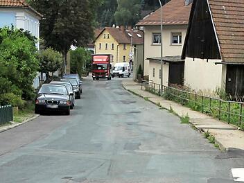 Ein Flickenteppich ist die Kreisstraße 38 in Steinberg. Mit der Sanierung dauert es noch.  Foto: Friedwald Schedel