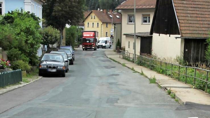 Ein Flickenteppich ist die Kreisstraße 38 in Steinberg. Mit der Sanierung dauert es noch.  Foto: Friedwald Schedel
