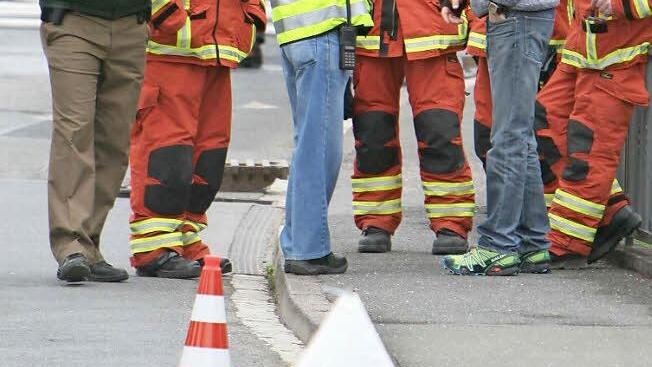 Besorgte Mienen bei Bürgermeister Hügerich und Einsatzkräften, aber alles ging gut. Foto: Stefan Johannes