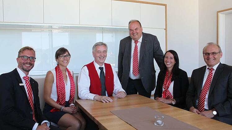 Mit Gebietsdirektor Markus Lieb (v. l.) und Pressesprecherin Kerstin Emrich blickten Scherr und Personalratsvorsitzender Kurt Thyzel, Ausbildungsleitzerin Simone Baumgartner und Unternehmensbereichsleiter Thomas Schneider zurück. Fotos: Veronika Schadeck