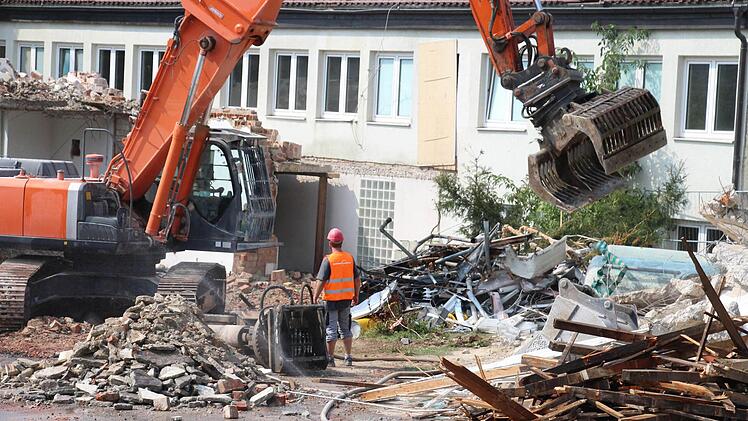 Der Abriss der alten Grundschule in der Kerschensteinerstraße in Höchstadt ist eine staubige Angelegenheit. Nachdem das Gebäude verschwunden ist, soll hier eine neue Doppelturnhalle zwischen Ritter-von-Spix-Mittelschule und Gymnasium entstehen. Foto: Christian Bauriedel