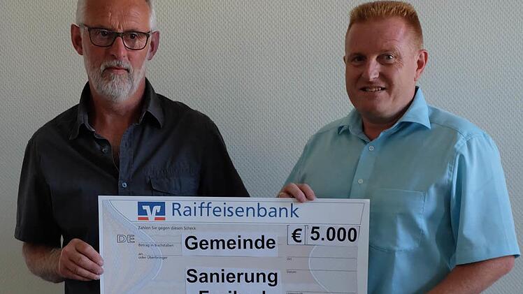 Karl Sch&uuml;ller (l.) hatte eine &Uuml;berraschung f&uuml;r B&uuml;rgermeister Matthias Klement. Foto: Ph. Bauernschubert