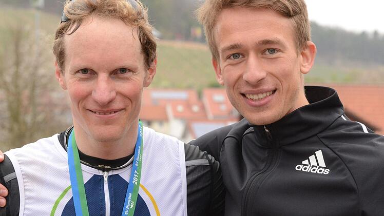 Die schnellste Fahrgemeinschaft: Marathon-Gewinner Markus-Kristan Siegler (links) und Halbmarathon-Gewinner Felix Lermer von der LG Erlangen. Foto: Jürgen Schmitt