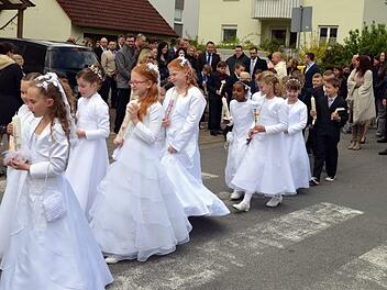 Neun Mädchen und 16 Jungen feierten in Strullendorf ihre Erstkommunion. Foto: Andrea Spörlein
