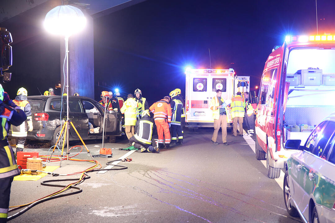 Autofahrerin kracht mehrfach in Leitplanke - Drei Insassen des Wagens verletzt – Feuerwehr muss eingeschlossene Fahrerin befreien