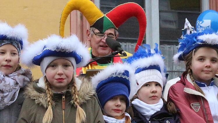 Till bei seiner traditionellen Rede mit den Mädels der Weismainer Prinzengarde.