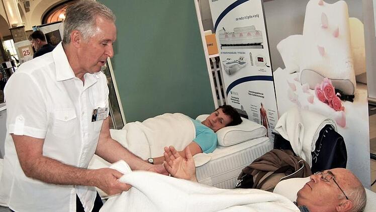 Gerti und Roland Eyrich aus Albertshausen erholten sich auf vibrierenden Entspannungsmatratzen vom Messebesuch. Foto: Sigismund von Dobschütz