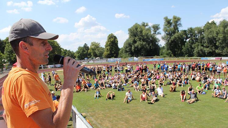 Matthias Pfuhlmann vom Organisationsteam bei der Begrüßung. Viele hundert Starter*innen nahmen am dritten "Mainathlon" teil.Ralf Naumann