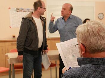 Anton Büchs verfolgt die Handlung im Skript. Johannes Schlereth