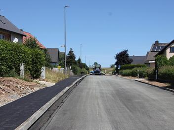 Die Ortsdurchfahrt von Buchbach war eine unvorhergesehene Baumaßnahme, die dennoch innerhalb von sechs Wochen durchgeführt werden konnte. Ab Montag ist die KC 32 in diesem Bereich für die gesamten Verkehrsteilnehmer freigegeben.  Veronika Schadeck