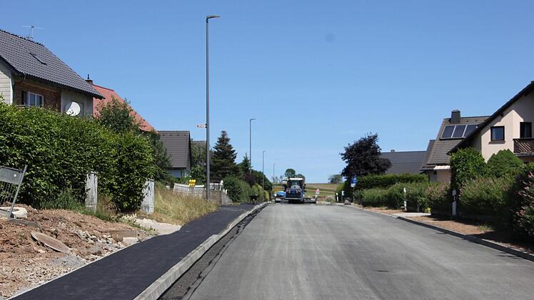 Die Ortsdurchfahrt von Buchbach war eine unvorhergesehene Baumaßnahme, die dennoch innerhalb von sechs Wochen durchgeführt werden konnte. Ab Montag ist die KC 32 in diesem Bereich für die gesamten Verkehrsteilnehmer freigegeben.  Veronika Schadeck