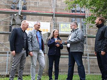 500 Euro für die Sanierung der Stadtpfarrkirche: Das Geld stammt von einer Wette beim letzten GTI-Treffen. Das Foto zeigt (von links): Bürgermeister Helmut Blank, Sacha Vorndran (meinGTI.com), Pfarrgemeinderatsvorsitzende Ulrike Jira, Matthias Scholz (meinGTI.com) und Stadtmanager Kilian Düring. Thomas Malz