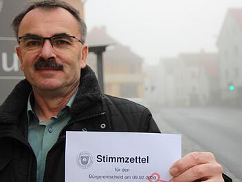 Bürgermeister Harald Hofmann zeigt ein Muster für den Stimmzettel zum Bürgerentscheid. B. Borst