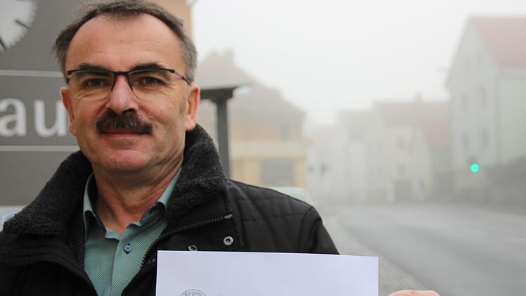 Bürgermeister Harald Hofmann zeigt ein Muster für den Stimmzettel zum Bürgerentscheid. B. Borst