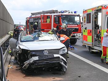Mit schwerem Gerät entfernten die Rettungskräfte das Dach und die Heckklappe des verunglückten SUV, um die Autoinsassen zu befreien. Foto: News5/Merzbach