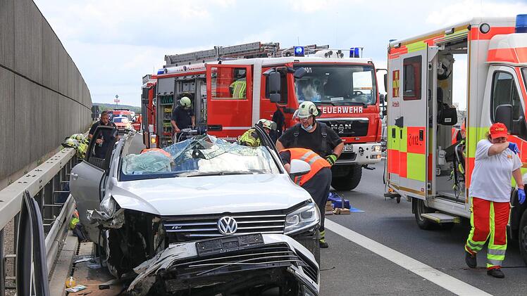 Mit schwerem Gerät entfernten die Rettungskräfte das Dach und die Heckklappe des verunglückten SUV, um die Autoinsassen zu befreien. Foto: News5/Merzbach