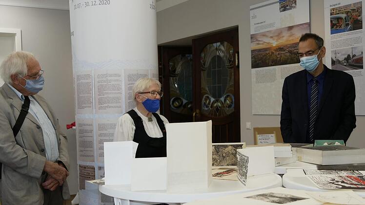 von links: Robert Reiter und Gudrun Zwingelberg erzählten von ihrem  kulturellen Reichtum, den sie nicht im Depot unterbrachten, vielmehr zum  Bewundern in das Ausstellungsforum Raum 3 neben dem Puppenmuseum in der  Rückertstraße. Dritter Bürgermeister Thomas Nowak zeigte sich beeindruckt.   Foto: Manja von Nida