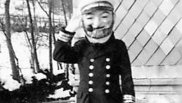 Unter dem Kapit&auml;ns-Kopf steckt Reinhold Wolf am Faschingsdienstag 1948. Den Kopf als Rohling hatte damals sein Vater angemalt.