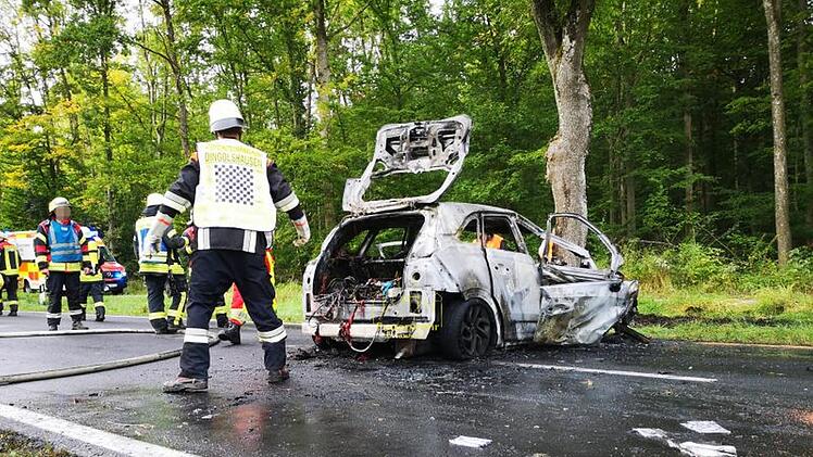 Unfall bei Michelau: Auto brennt komplett aus