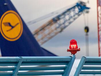 Die Lufthansa streicht tausende von Flügen wegen fehlendem Personal am Boden.