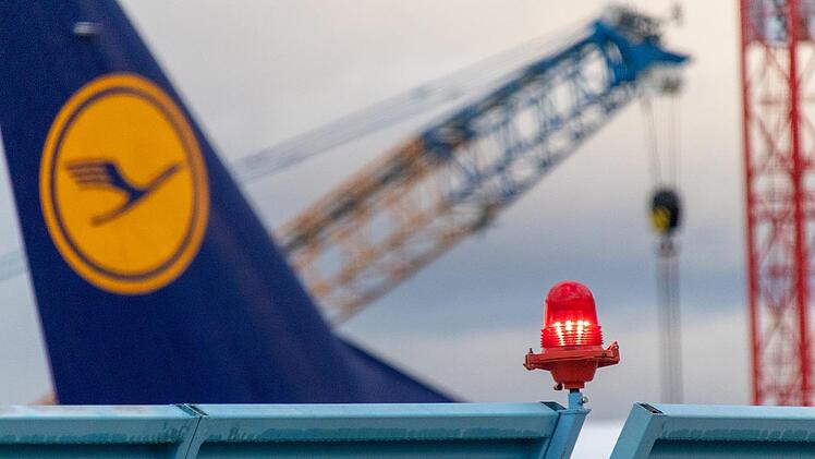 Die Lufthansa streicht tausende von Flügen wegen fehlendem Personal am Boden.