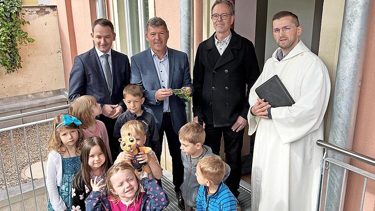 Stellvertretender Landrat Johannes Maciejonczyk, Bürgermeister Carsten Joneitis, Architekt Stefan Gleisner und Pastoralreferent Marek Bonk (v. l.) freuen sich über die Fertigstellung der Alten Schule mit den Kindergartenkindern.