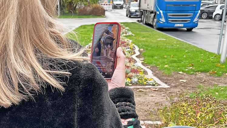 Baby oder Smartphone im Blick – das ist das Thema eines Elternabends.