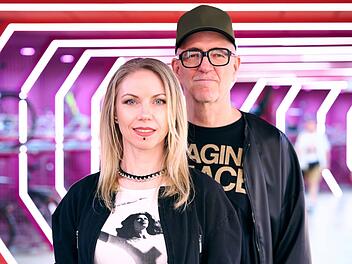 Schafft das Techno-Paar Dr. Motte und Ellen Dosch-Roeingh das Comeback der fr&uuml;heren Loveparade in Berlin unter neuem Namen? Der Dokumentarfilm "Love is Stronger" begleitet das Projekt von 2022 bis 2025 und erz&auml;hlt die Geschichte der Techno-Kultur.