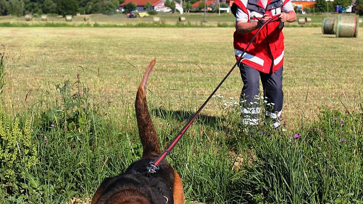 Edith Mühlhans ist mit dem Suchhund zu Fuß unterwegs.