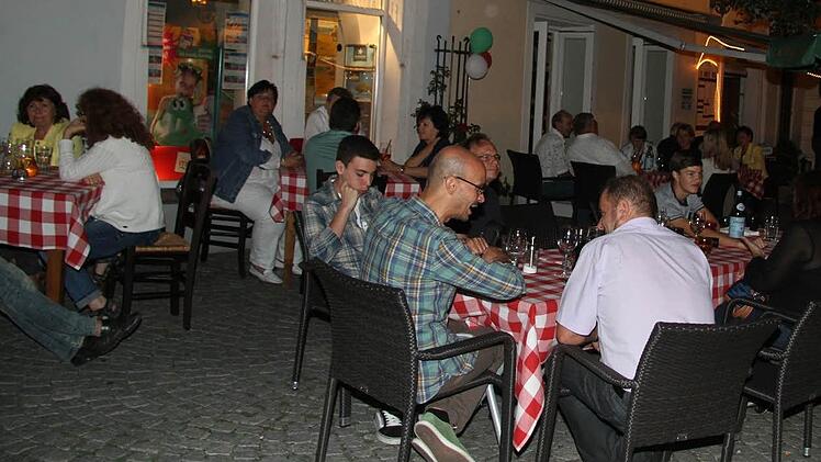 In den umliegenden Lokalen herrschte Platzmangel.