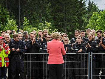 Auf Tuchfühlung mit der Kanzlerin. Anders als der Rest der Bevölkerung erlebten viele der 17 000 Polizisten, die beim G7-Gipfel in Elmau eingesetzt waren, die Spitzenpolitiker aus nächster Nähe.  Foto: Bundeskanzleramt