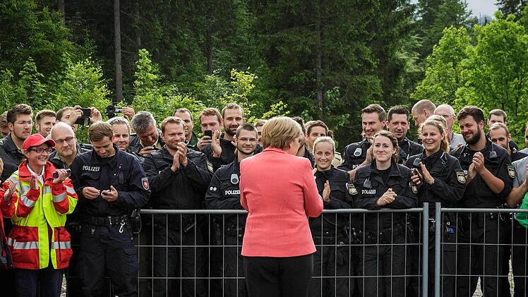 Auf Tuchfühlung mit der Kanzlerin. Anders als der Rest der Bevölkerung erlebten viele der 17 000 Polizisten, die beim G7-Gipfel in Elmau eingesetzt waren, die Spitzenpolitiker aus nächster Nähe.  Foto: Bundeskanzleramt