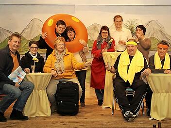 Die Theatergruppe Buch am Forst probt schon seit August für die zehn Theateraufführungen im Januar (von links): Michael Rädlein, Beatrice Köhler, Daniel Bauer, Regina Zipfel, Ute Mäusbacher, Gertrud Rädlein, Uwe Müller, Peter Dominik, Birgit Leicht und Karlheinz Knauer. Auf dem Bild fehlt Florian Walter.  Foto: Michael Stelzner